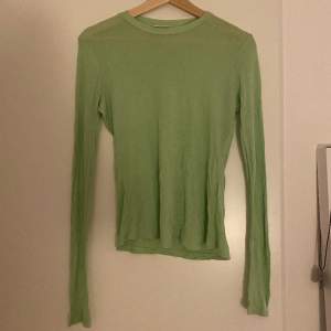 Säljer en superfin ljusgrön tröja i ribbat material från Weekday