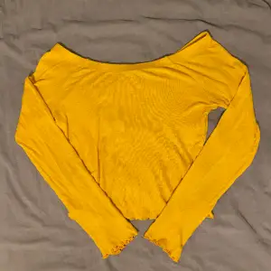 riktigt fin gul offshoulder långärmad tröja, dock en knappt synlig fläck som jag visat på bilden.  
