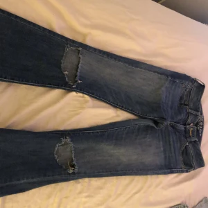 Lågmidjade americaneagle jeans - Säljer mina lågmidjade american eagle jeans då dom inte kommer till användning🤩💗 Långa för mig som är 164 cm!   36 midje inneben 80