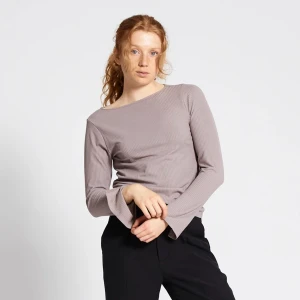 Topp - Säljer denna ribbade toppen eftersom att den aldrig kommer till användning. Har använt 3 gånger och är i ny skick. Färgen beskrivs som Dk beige men är lila/brun/beige. Skriv om ni har några frågor💞💞💞