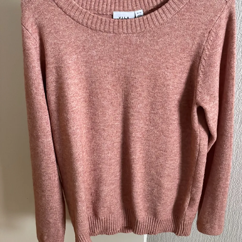 Säljer en övermodig rosa tröja från vila i storlek xs men passar även på s. . Tröjor & Koftor.