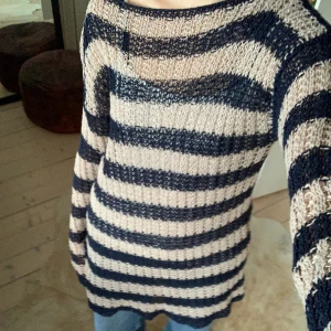 Alternativ randig stickad tröja  - Superfin stickad tröja i fint skick! Skulle säga att den är i storlek s. Hör av er vid frågor!❤️
