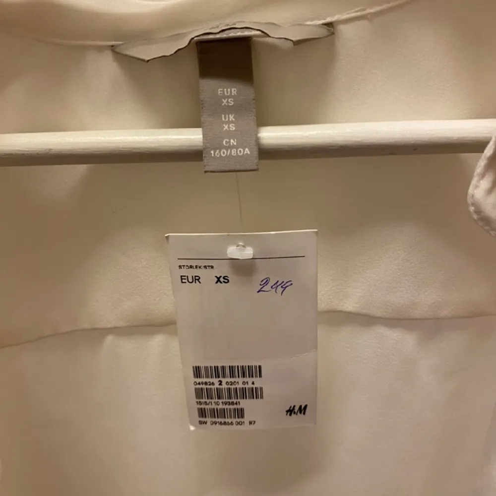Ny vit HM skjorta med prislapp. Originalpriset 250kr. Skjortor.