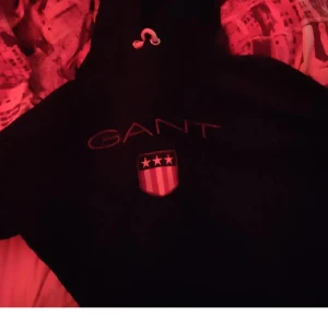Gant hoodie - Använd fåtal gånger och gillar inte märket gant därför vill jag få bort den. Nypris kostar 700