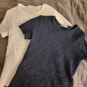Tahirts zara - Super fina och bekväma tshirts från zara! En är marinblå o andra vit, inga defekter alla då dom aldrig kommit till andvändning🥰 Köp en för 150 eller båda för 250❤