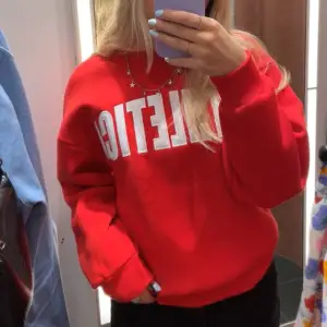 Röd sweatshirt med tryck från Gina Tricot. Strl XXS men passar mig som vanligtvis har S. Finns tyvärr ett väldigt litet hål bak på ryggen (se sista bilden) men det syns inte när tröjan är på! 