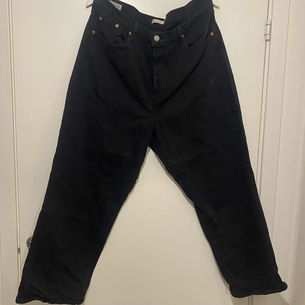 Svarta jeans med extra hög midja.  Levis ribcage.  Storlek 16W motsvarar 46/48 . Jeans & Byxor.