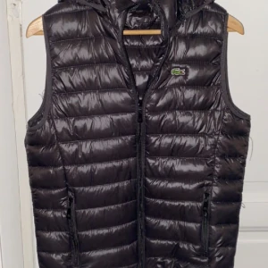 Lacoste väst - Lacoste väst storlek M med luva som går att ta av sitter riktigt bra.