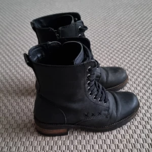 Svarta kängor - Svarta skinnkängor. 