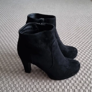 Skor  - Skor med klack i sammet. 