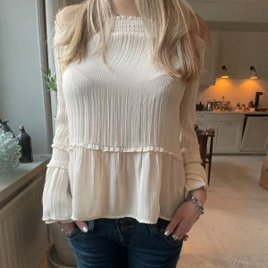 Blus - Jättefin vit blus i perfekt skick! 🙌asskönt material och passar till mycket! Skriv privat för fler bilder eller mått🤞🏼
