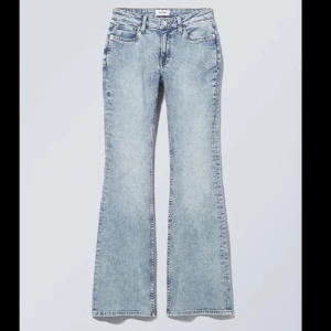 Low waist bootcut jeans - Säljer mina bootcut med låg midja från weekday💕 säljer då de inte kommer till användning, bra skick.