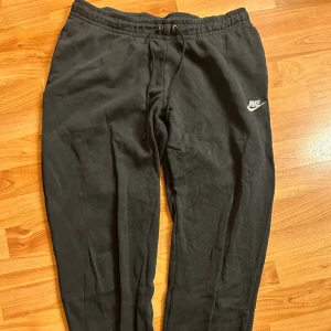 Mjukisbyxor  - Mjukisbyxor från Nike. Resor längst ner på benen. Varma och bekväma. Bra skick