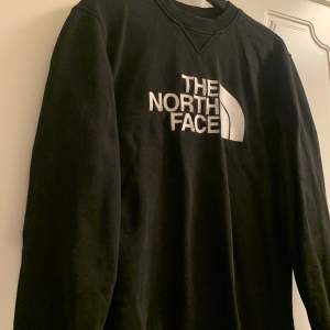 The North Face sweatshirt i storlek XS (herrstorlek), gott skick - något urtvättad men i övrigt hel och ren. Du får den nytvättad, såklart. Finns att hämta i Tallkrogen, Enskede. Annars kan jag posta, du står för frakten :) mvh Maria 
