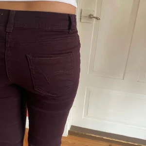 Lågmidjade jeans - Unika jeans i ”mörkröd” färg💘 Midjemått(rätt över): 36 Innerbenslängd: 72 Lårmått(rätt över): 21  Modellens längd: 170 cm