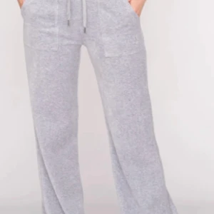 Gråa juicy couture byxor! - Säljer mina gråa juicy couture byxor då de inte kommer till användning längre. Byxorna har tappat de två metallbitarna där fram på snöret men det är inget man tänker på, byxorna är i Xxs men passar även i XS. INTE MINA BILDER! Kp för bilder från mej.❤️