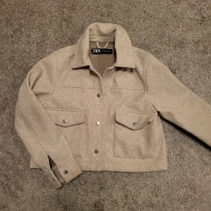Beige jacka - Beige jacka från Zara. Använd 1 säsong.