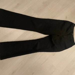Kostymbyxor  - Svarta kostymbyxor o stl 36 från bikbok. Lite slitna nere vid fötterna men annars fina. (Finns bild)  