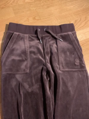 Jucy couture byxor xs - Jucy byxor nyskick helt utan anmärkningar och knappt använda. Säljer eftersom de inte kommer till längre💕 nypris:1099