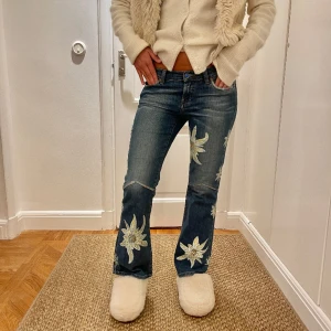 Unika låg midjade jeans  - Säljer dessa så coola jeans🥰🥰