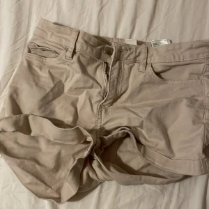 Beiga shorts - Säljer dessa i storlek 36 från hm för 60kr + frakt