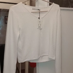 Vit kofta - Den är inte använd, bara ligger i garderoben, jättefin! Bra skick❤️ kontakta mig för frågor💕 storlek 160