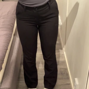 Svarta kostymbyxor - Svarta kostymbyxor från bikbok i bra skick. Jätte stiliga och snygga Har dock klippt av lappen men de är från bikbok i strlk 34💕 Ordpris: 500kr