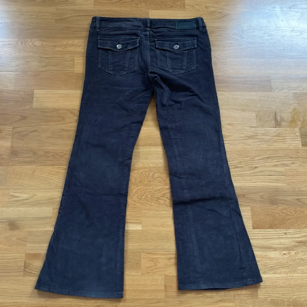 Älskar fickorna! Så snygga manchester byxor från GAP som tyvärr är för korta för mig😫Jag är 177cm. Midjemått: 80cm innerben: 70cm. Jeans & Byxor.
