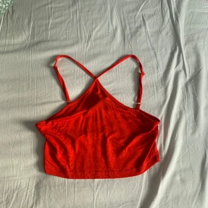 Topp - Säljer denna röda topp då jeepen missguided. Aldrig använt då den är för liten för mig. Väldigt stretchiga material och super skön