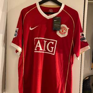 Helt ny Manchester United tröja från säsongen 2005/06. Stolek L 