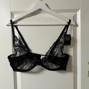 Hunkemöller bh - Hunkemöller bh, aldrig använd: prislappen sitter kvar.  Stl. 85C   Original pris: 349kr Fråga gärna om fler bilder :)