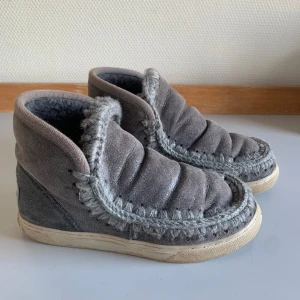 Mou skor - Säljer mina Mou skor, använda men ändå i bra skick, anledningen är att de är för stora på mig. 