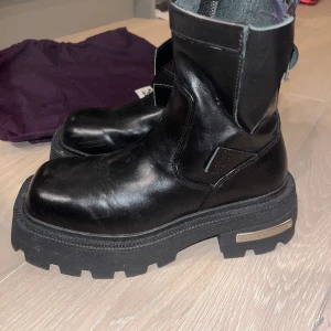 Eytys skor - Sample sale, använda 2 gånger. Storlek 35 men stora i storlek.