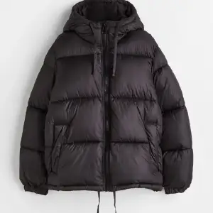 Säljer den här fina jackan från Hm, den är slutsåld överallt❤️❤️kommer tyvärr inte till användning, använt en vinter bara❤️är på braskick❤️skriv om ni undrar något❤️original pris var 550kr, säljer för 350 men pris kan alltid diskuteras❤️