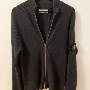 Stone Island - Stone Island ”Rib Cotton Full Zip- Grå” - Skick: 9/10 - Storlek: M - Pris: 1499:-