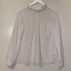 esprit blus - Säljer pågrund av att jag har rensat i min garderob. Bra kvalitet. Rökfritt hushåll men hund och katt finns i huset<3 Skriv innan du köper gärna. Skickar med nått litet extra😉