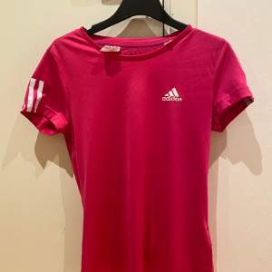 Säljer denna oanvända rosa träningströjan ifrån Adidas. Den är i storlek L men passar S och M också. 