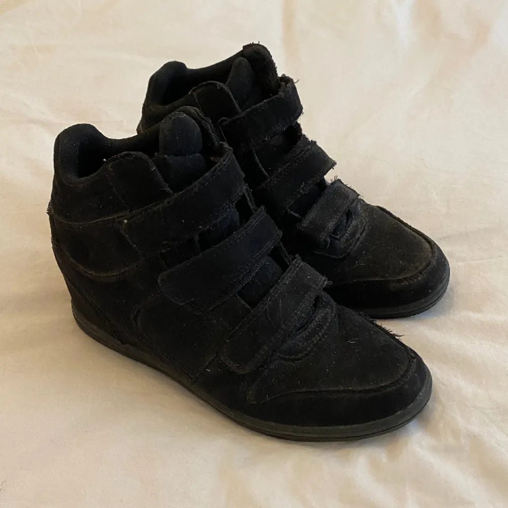Ett par snygga, Isabel Marant liknande sneakers med kilklack. De är storlek 39, supersköna att gå i och enkla att sätta på. Stilen är verkligen y2k och passar till det mesta!. Skor.