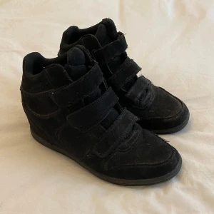 Klacksneakers - Ett par snygga, Isabel Marant liknande sneakers med kilklack. De är storlek 39, supersköna att gå i och enkla att sätta på. Stilen är verkligen y2k och passar till det mesta!