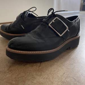 Black oxfords skor från zara. 
