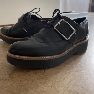 Zara skor - Black oxfords skor från zara. 