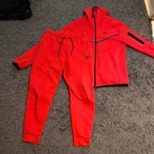 En oanvänd röd Nike tech fleece i storlek S Hela dressen för 1200