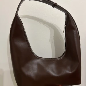 Oblong Axelväska - Hej! Tänkte sälja min väska ifrån NA-KD. Är i väldigt gott skick, endast använd en gång och är helt slut på deras hemsida. Ordinarie pris ligger på 399kr, jag lägger 280kr