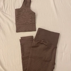 Träningsset  - Snyggt och skönt träningsset. Oanvända, inte kommit till användning för att de blev för stora. Nypris 300kr