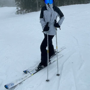 Skidbyxor  - Intressekoll på dessa skid/snowboard byxor från Burton! Använda en vinter och är i super skick. Köpta för 3000, priset är diskuterbart. Skriv vid frågor eller för fler bilder!😊