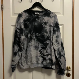 Over sized Junkyard sweater - Provad på men aldrig använd  Skön, oversozed fit som funkar bra att vika in man vill ha kortare fit