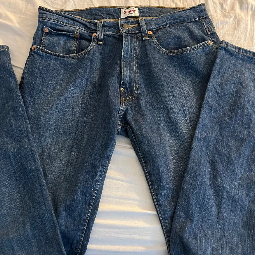 Jätte fina Lågmidjade raka jeans från märket Grant. Kontakta gärna mig vid frågor osv!💛. Jeans & Byxor.