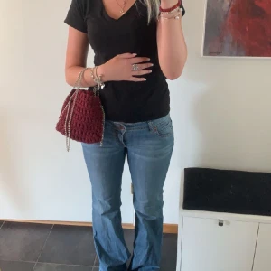 Virkad väska  - Vinröd virkad väska med silver kedja 