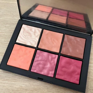 Nars blush palette  - Nars blush palette highlighter och bronzer inkluderad. Nypris 899kr
