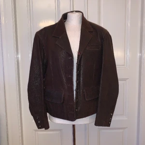 Läderjacka/kavaj Saki strl 44 - Fin kavaj/haka i tjock läder och markerade axlar. Kort och rak modell (något formad) 